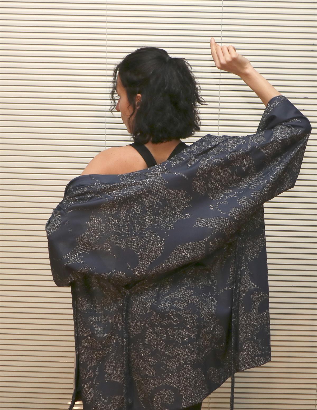 Lapiz%20Kısa%20Kimono,%20Lacivert-Krem%20Renk%20Desenli