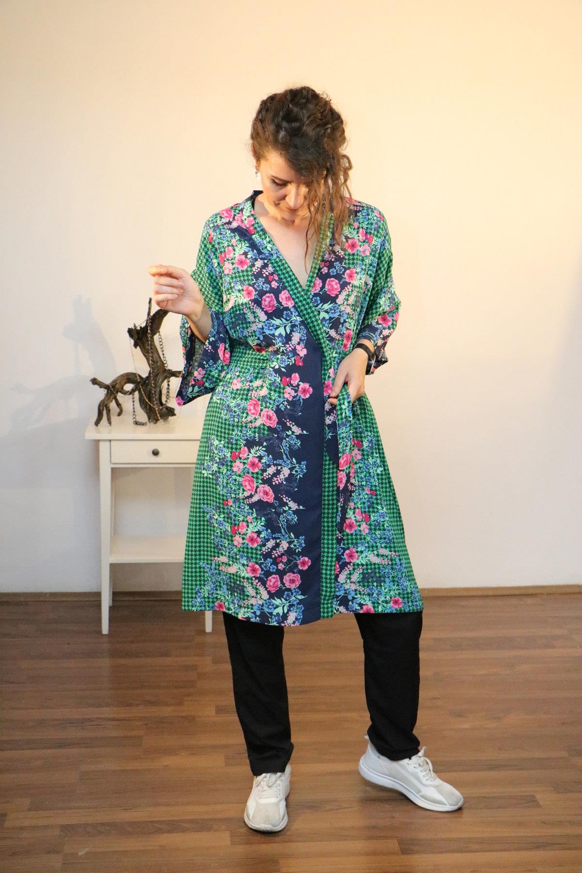 Lapiz%20Yeşil-Lacivert%20Renk,%20Çiçek%20Desenli%20İnce%20Krep%20Kumaş,%20Uzun%20Kimono%20Elbise