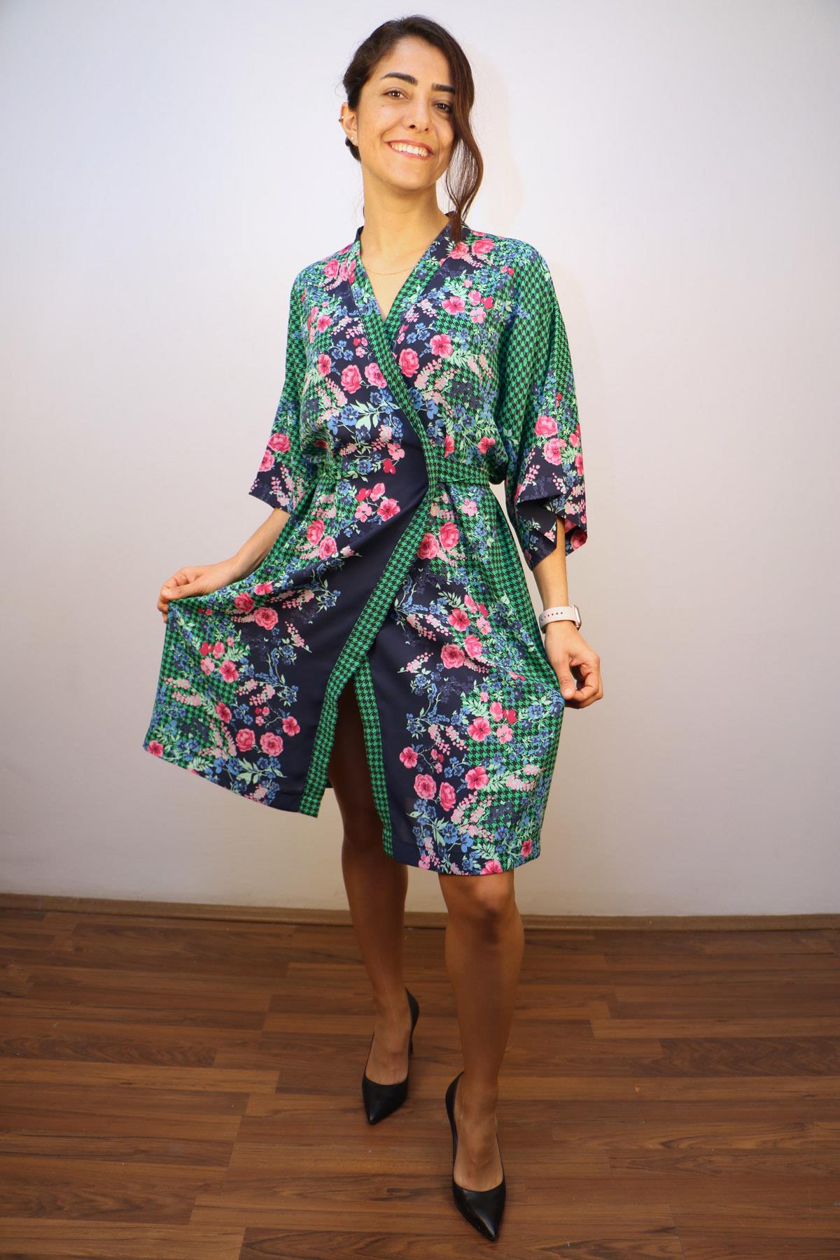 Lapiz%20Yeşil-Lacivert%20Renk,%20Çiçek%20Desenli%20İnce%20Krep%20Kumaş,%20Uzun%20Kimono%20Elbise