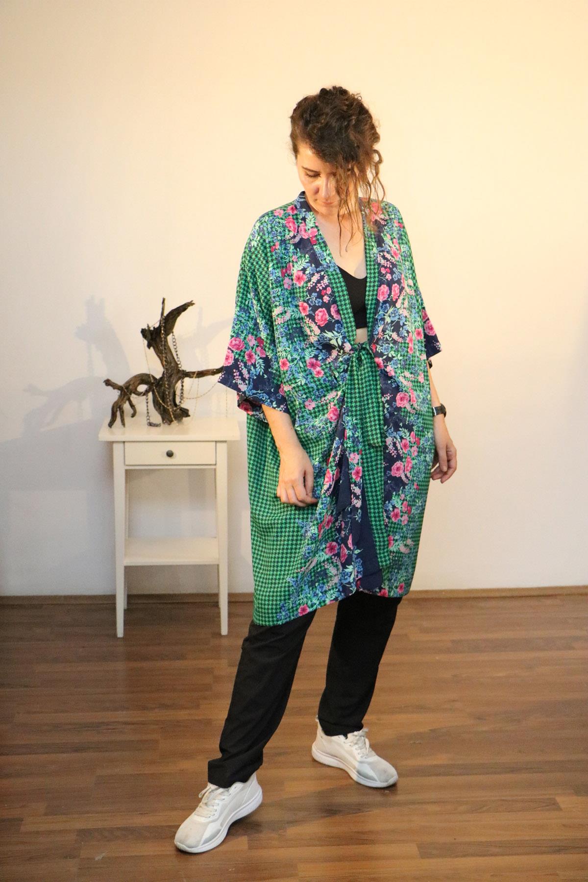 Lapiz%20Yeşil-Lacivert%20Renk,%20Çiçek%20Desenli%20İnce%20Krep%20Kumaş,%20Uzun%20Kimono%20Elbise